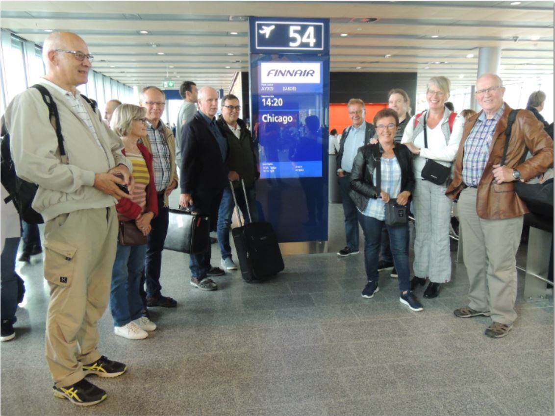 Här står några glada resenärer på Helsingfors flygfält klara för incheckning till Chicago. Fr v Peter Mattbäck, Annika Rönnqvist, Mikael Rönnqvist, Rune Back, Ulf Hägglund, Bengt Beijar, Simon Granlund, Benita Nygård, Annika Glader och Ole Holm.